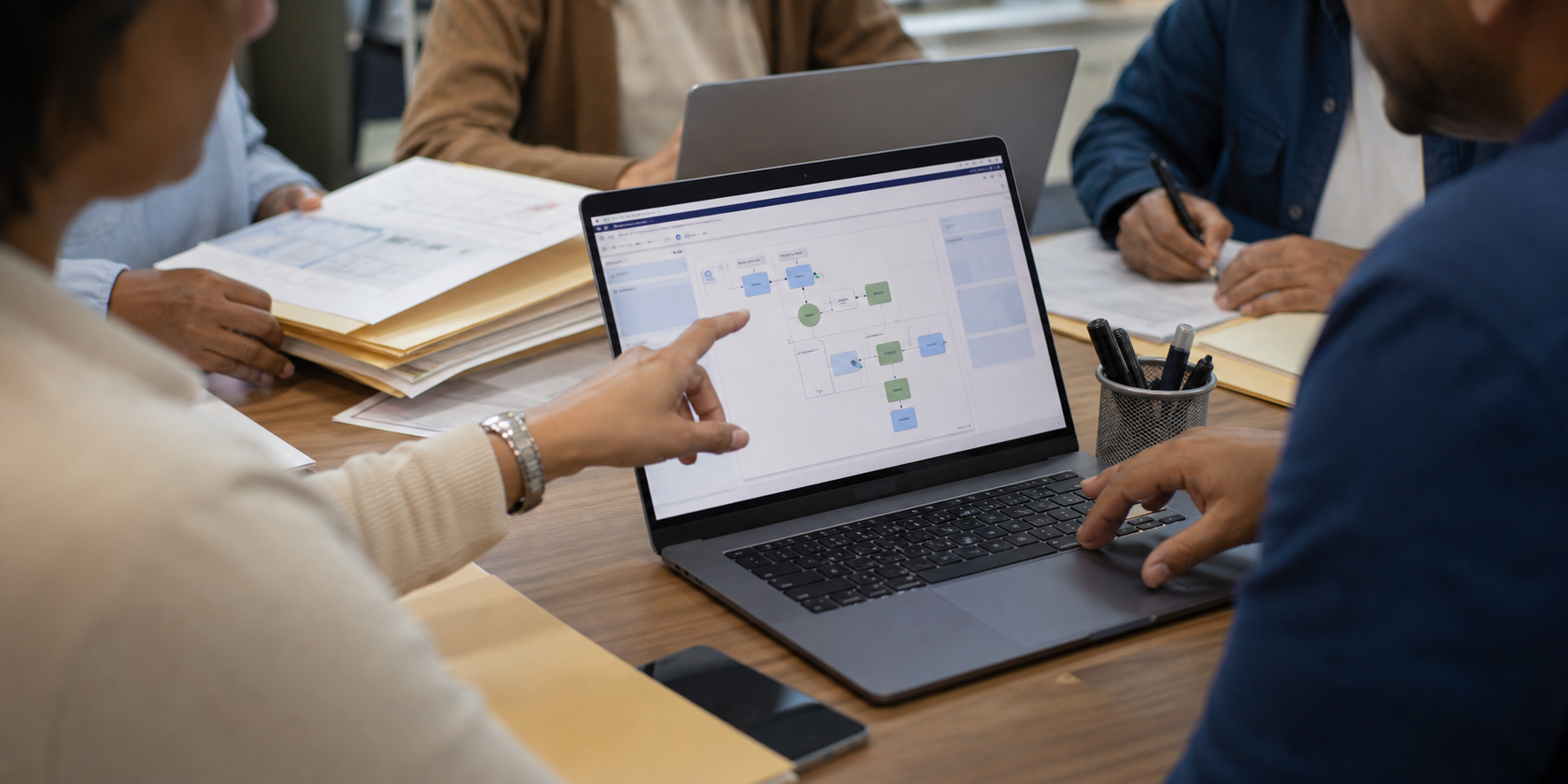 Mesa de trabalho com notebooks e documentos representando a implantação de processos digitais em Avaré