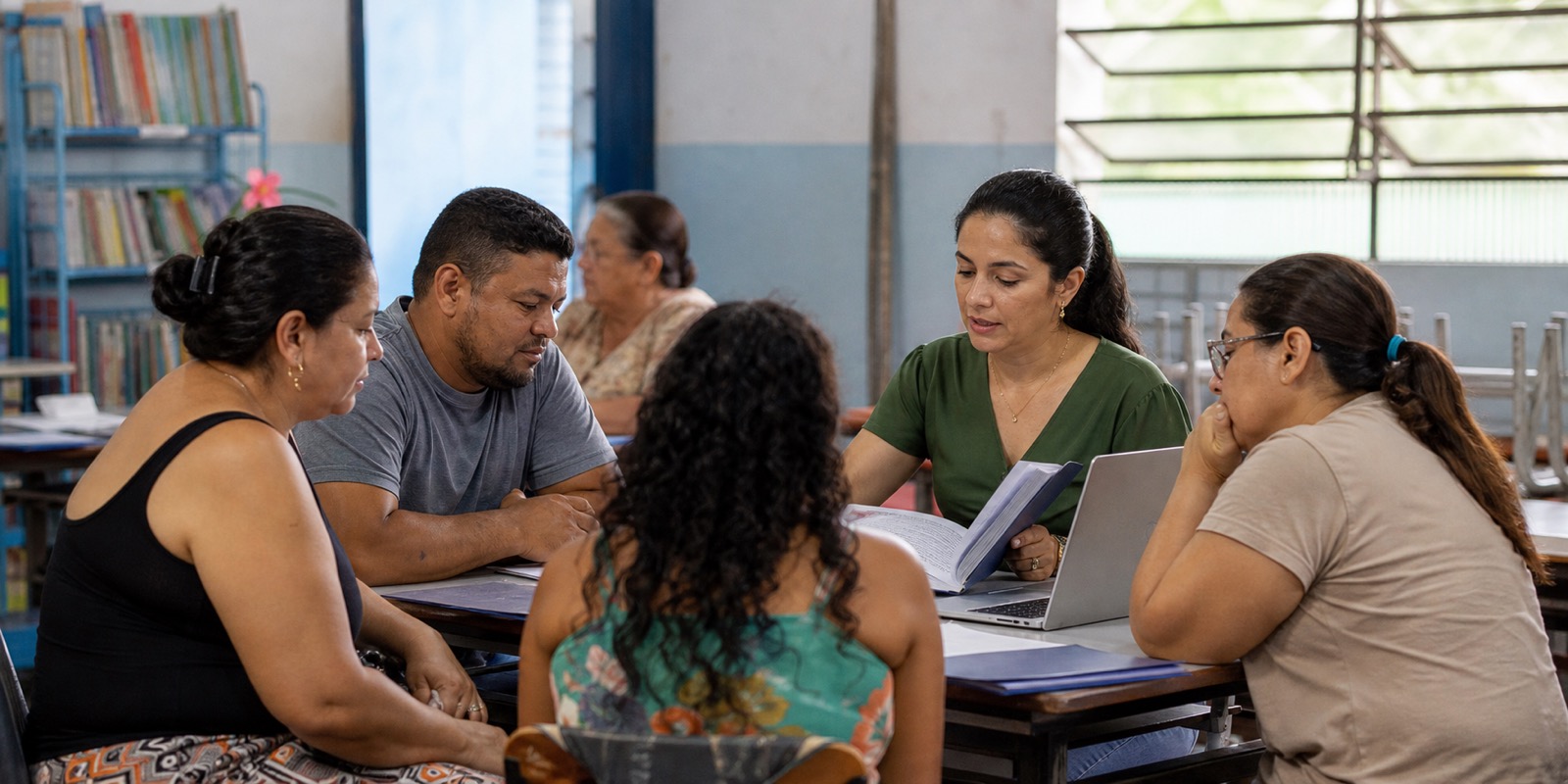Câmara Municipal na educação debatida por famílias e escola com documentos de agenda pública.