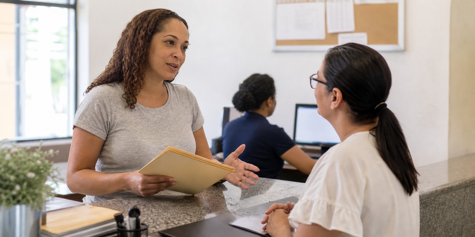 Responsável conversa com atendente escolar para pedir informações sobre material didático.