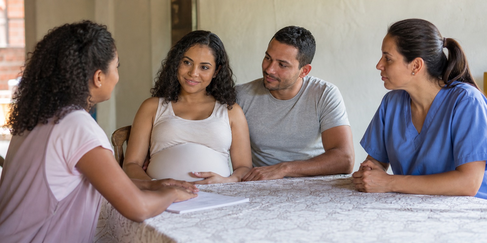 Rede comunitária conversa com família sobre serviços, pré-natal e proteção ao nascituro.